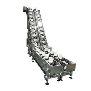 Elevador de doble hilera | Transportador elevador cerrado apto para uso alimentario | Elevador especial para líneas de envasado con báscula multicabezal