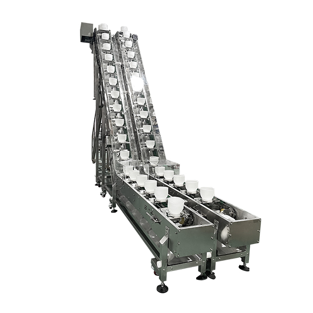 Elevador de doble hilera | Transportador elevador cerrado apto para uso alimentario | Elevador especial para líneas de envasado con báscula multicabezal
